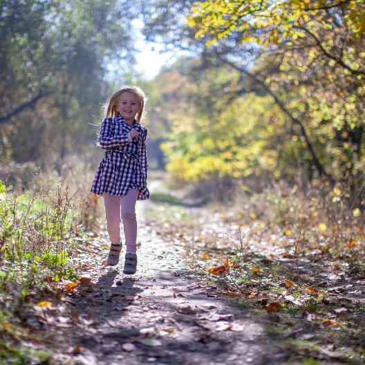 Kind im Wald