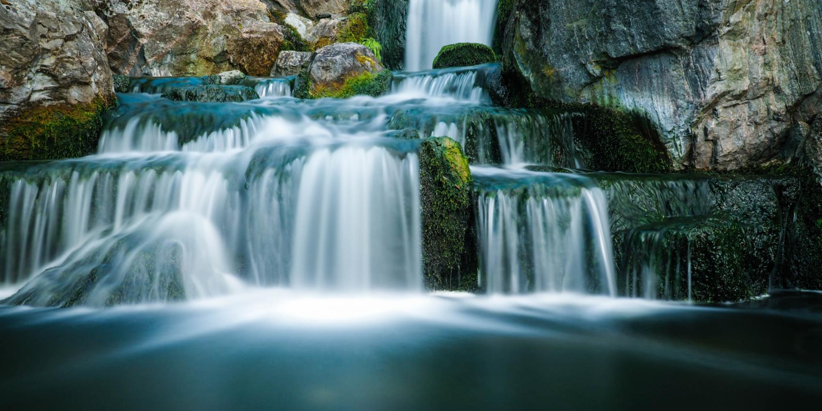 Wasserfall (c) Bild von Gerhard Bögner auf Pixabay