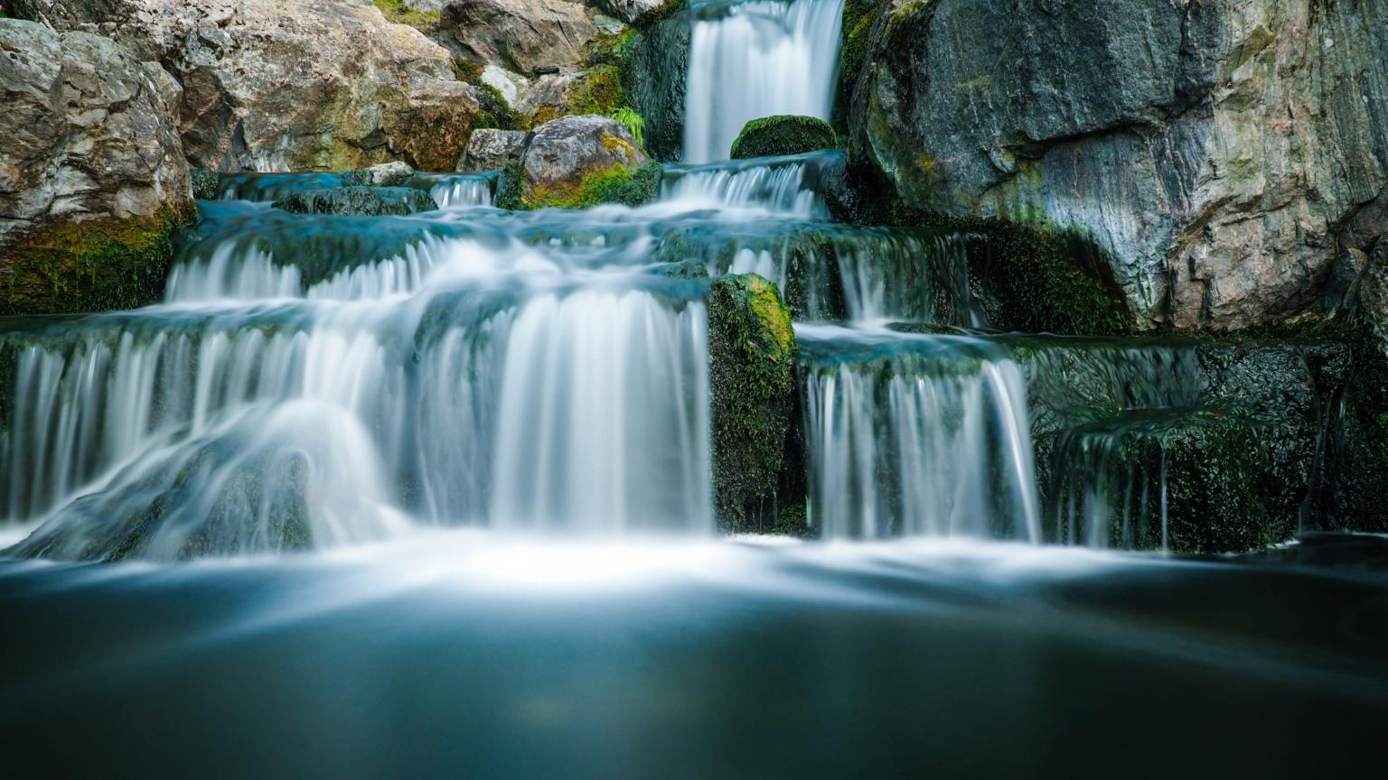 Wasserfall (c) Bild von Gerhard Bögner auf Pixabay