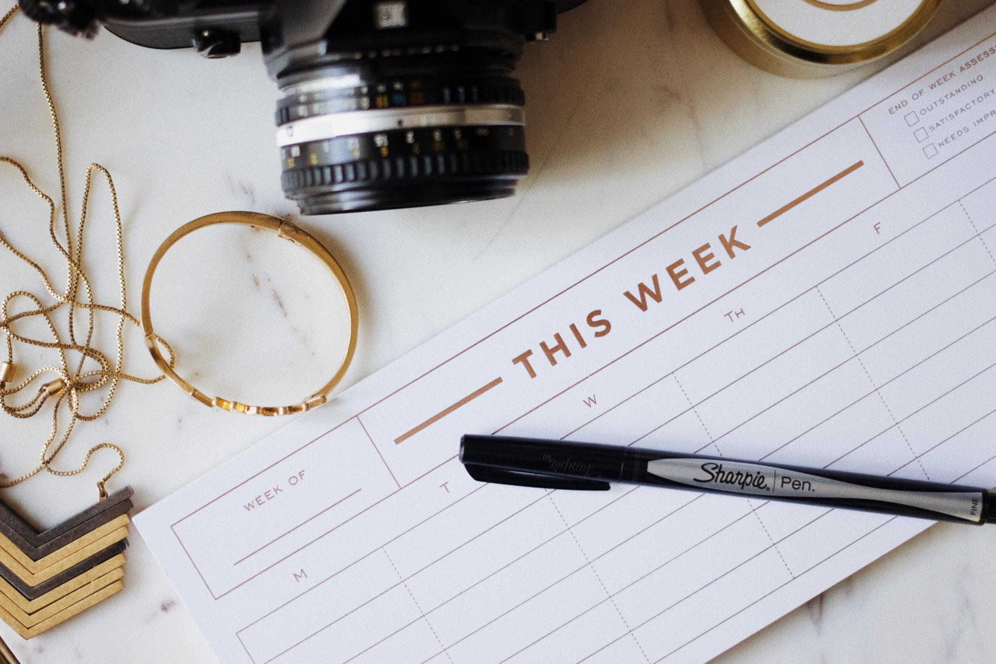 Terminkalender (c) Foto von <a href=https://unsplash.com/@jazminantoinette?utm_source=unsplash&utm_medium=referral&utm_content=creditCopyText>Jazmin Quaynor</a> auf <a href=https://unsplash.com/de/fotos/18mUXUS8ksI?utm_source=unsplash&utm_medium=referral&utm_content=creditCopyText>Unsplash</a> Terminkalender