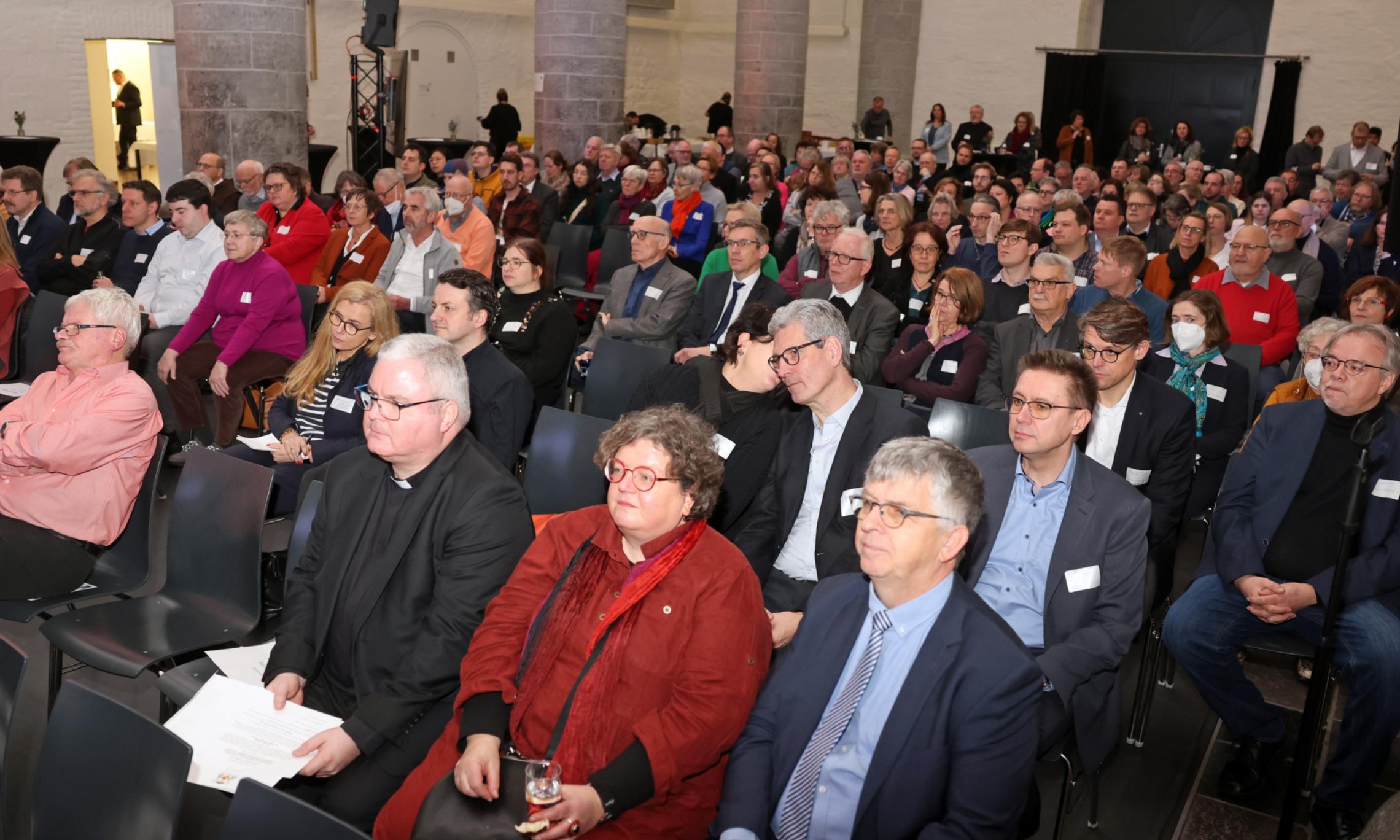 Das Bistum Aachen setzt seinen Reformprozess konsequent und mit maßgeblicher Beteiligung der Gemeinschaften der Gemeinden (GdG), Kirchenvorstände und Regionalpastoralräte fort. Seit Beginn dieses Jahres sind insgesamt acht Regionalteams beauftragt, die Bildung Pastoraler Räume mit den GdG und Kirchenvorständen zu moderieren.