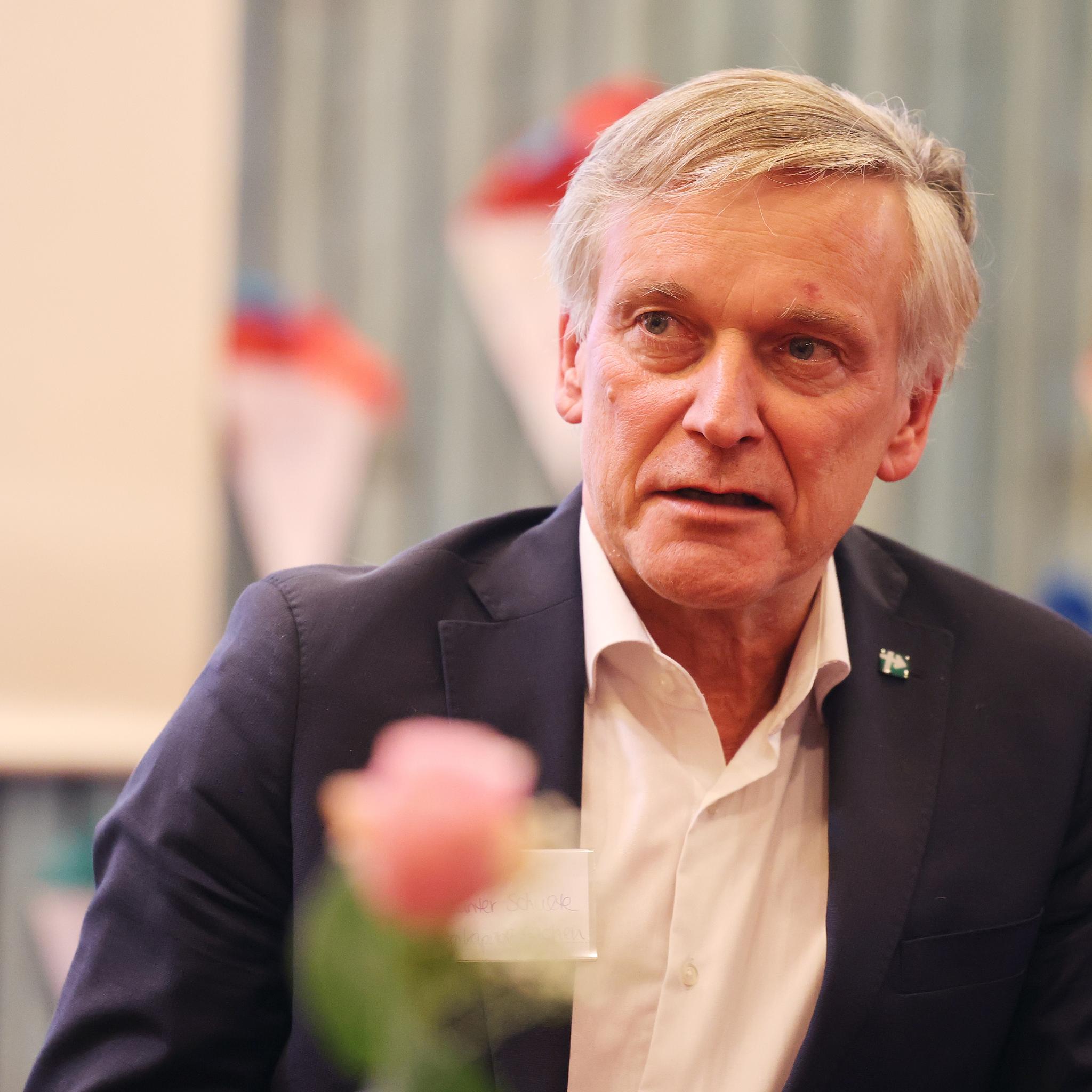 Günter Schulte (c) Domkapitel Aachen - Andreas Steindl „Frühere Heiligtumsfahrten haben sich zurecht der Kritik aussetzen müssen, dass der Wirkungsradius der Veranstaltung auf den Katschhof beschränkt war. Aus diesem Grund hat sich das Domkapitel das Ziel gesetzt, den Radius und die Reichweite viel größer zu ziehen. Allerdings ist dies ohne die Hilfe einer funktionierenden Nachbarschaft der Einzelhändler und das Engagement der Aachener Unternehmen gar nicht möglich.“
