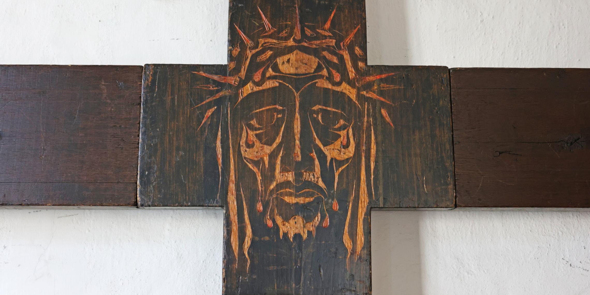 Friedenskreuz im Kreuzgang