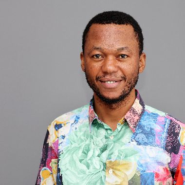 Pierre-Willy Ngeyitala (c) Bistum Aachen - Andreas Steindl Fünf neue Pastoral- und Gemeindereferenten werden am Freitag, 26. August, zu ihrem Dienst im Bistum Aachen beauftragt. Die Beauftragung erfolgt im Rahmen eines Pontifikalamtes mit Aachens Bischof Dr. Helmut Dieser im Hohen Dom zu Aachen. Sie steht unter dem Motto „Einheit in Vielfalt – begeistert“.
Die Begeisterung ist Birgit Grömpig, Karin Witting, Pierre-Willy Ngeyitala, Melanie Thelen und Corinna Zens in jeder Sekunde anzumerken. Sie freuen sich alle sichtlich auf ihre anstehende Beauftragung – und auf ihre weiteren Wege und Aufgaben.