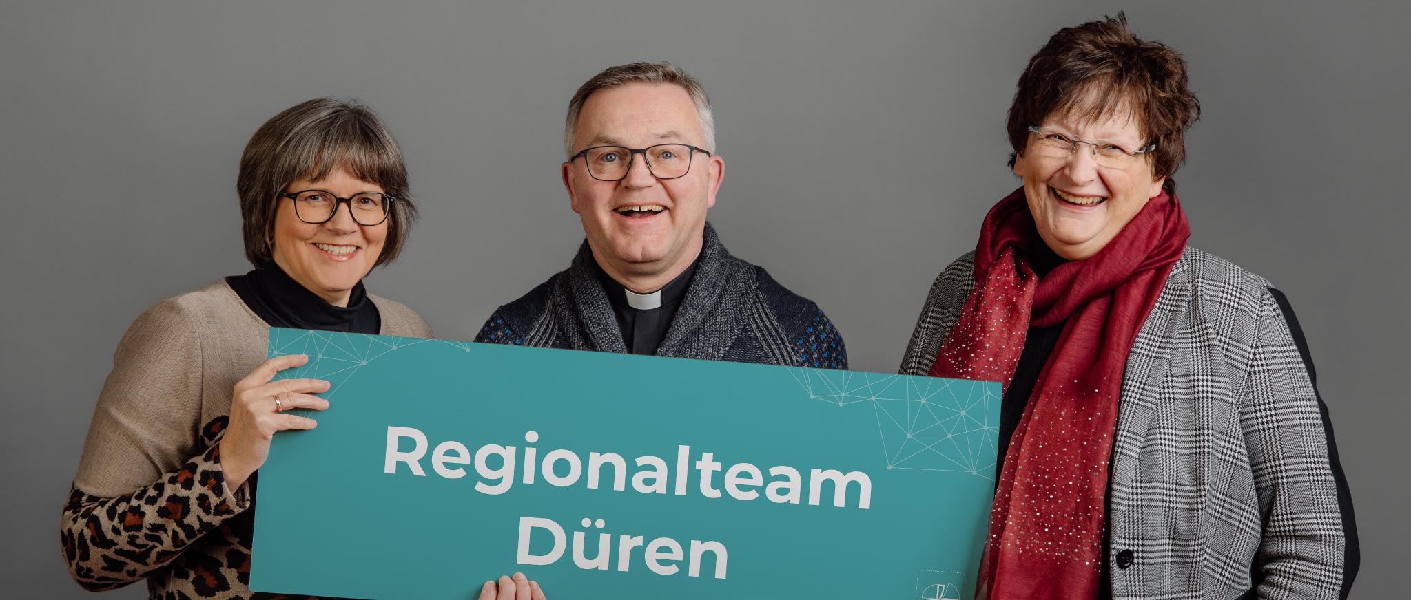 Regionalteams 2023 - 2027 - Regionalteam Düren, (v.l.) Maria Buttermann, Regionalvikar Monsignore Norbert Glasmacher, Gudrun Zentis