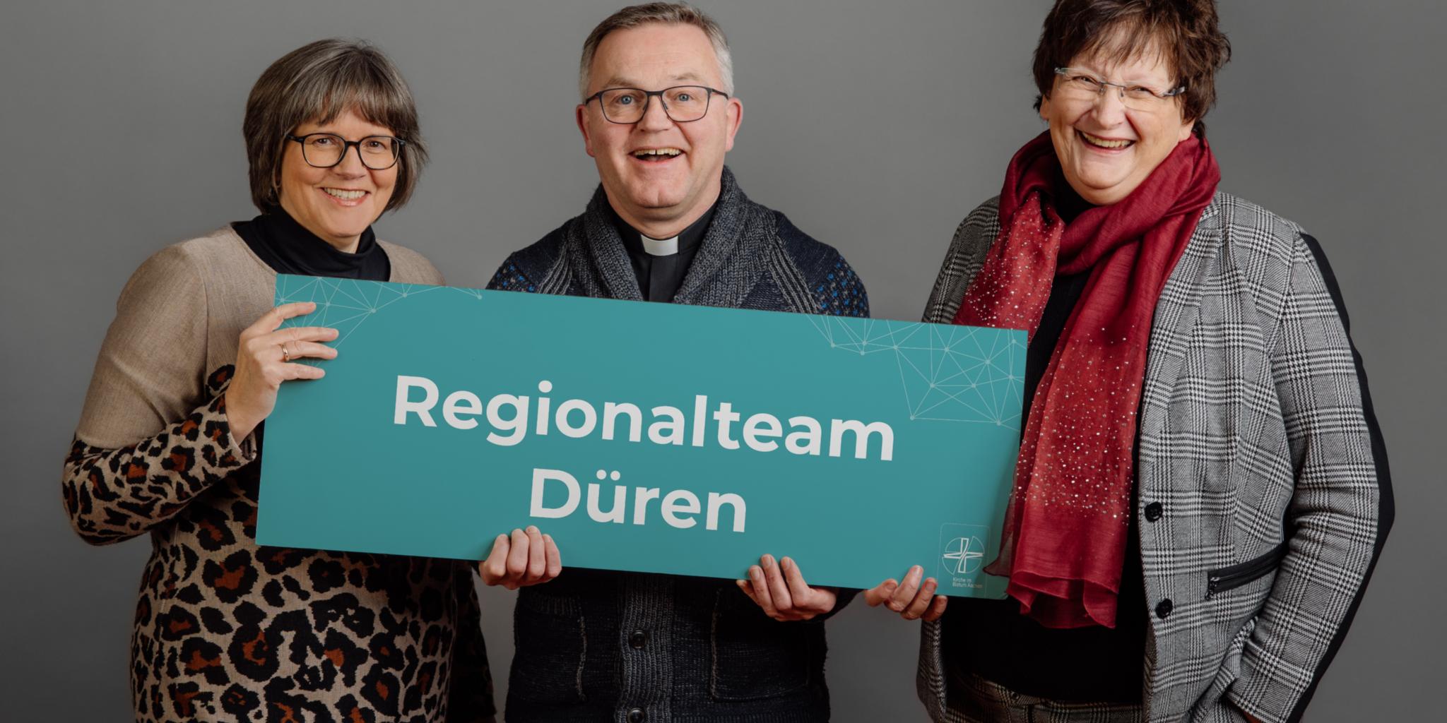 Regionalteams 2023 - 2027 - Regionalteam Düren, (v.l.) Maria Buttermann, Regionalvikar Monsignore Norbert Glasmacher, Gudrun Zentis