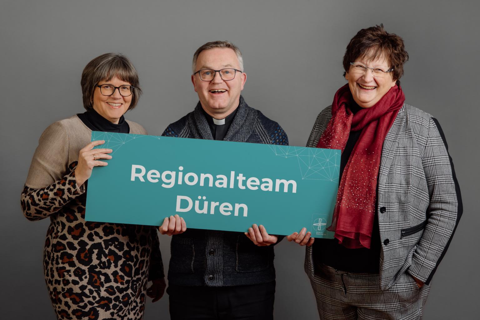 Regionalteams 2023 - 2027 - Regionalteam Düren, (v.l.) Maria Buttermann, Regionalvikar Monsignore Norbert Glasmacher, Gudrun Zentis (c) Bistum Aachen - Martin Braun