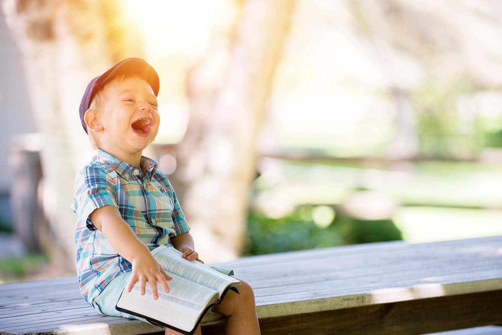 Lachendes Kind mit Buch