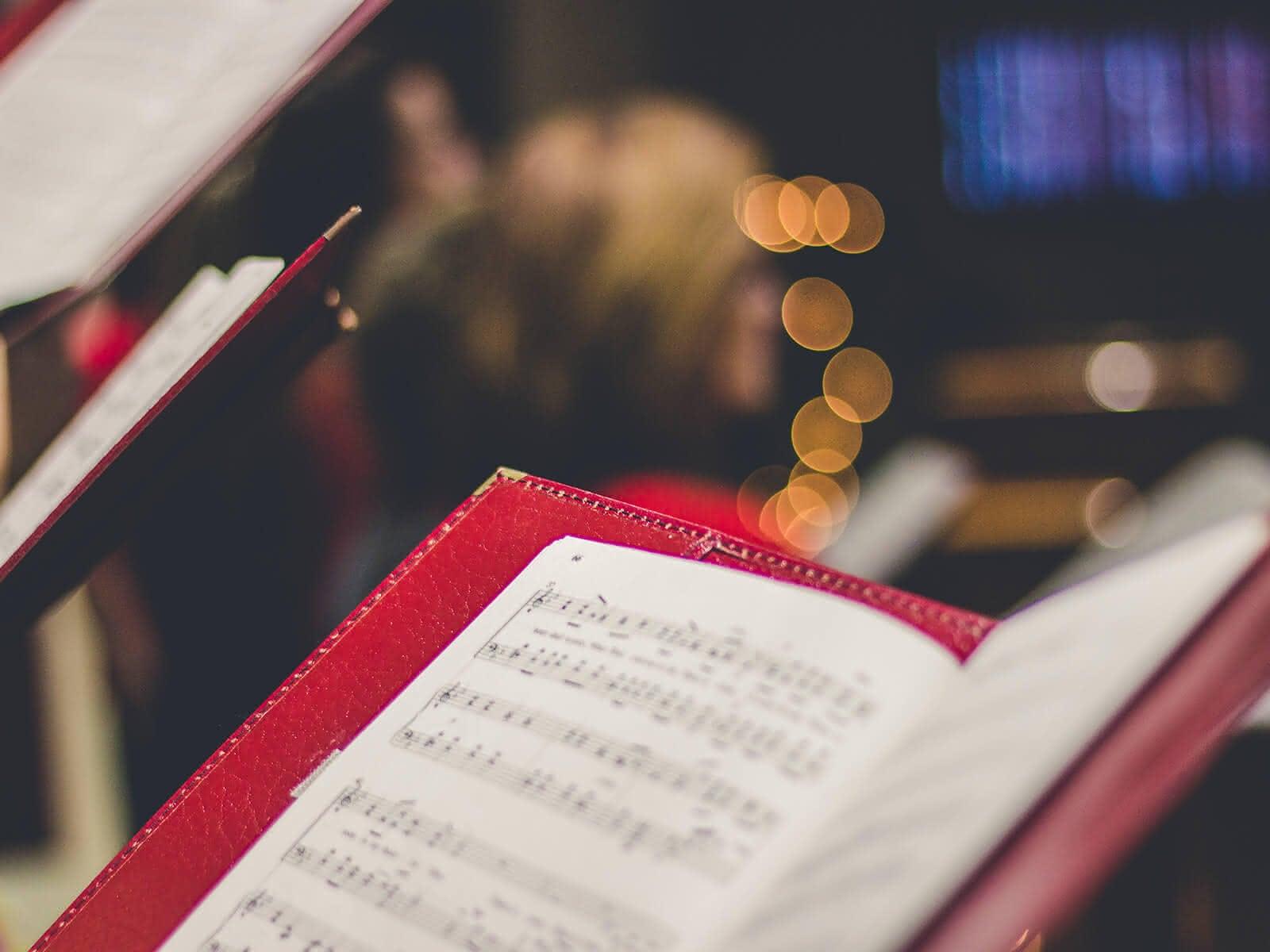 Aufgeschlagenes Notenheft (c) CC0 1.0 - Public Domain (von unsplash.com)