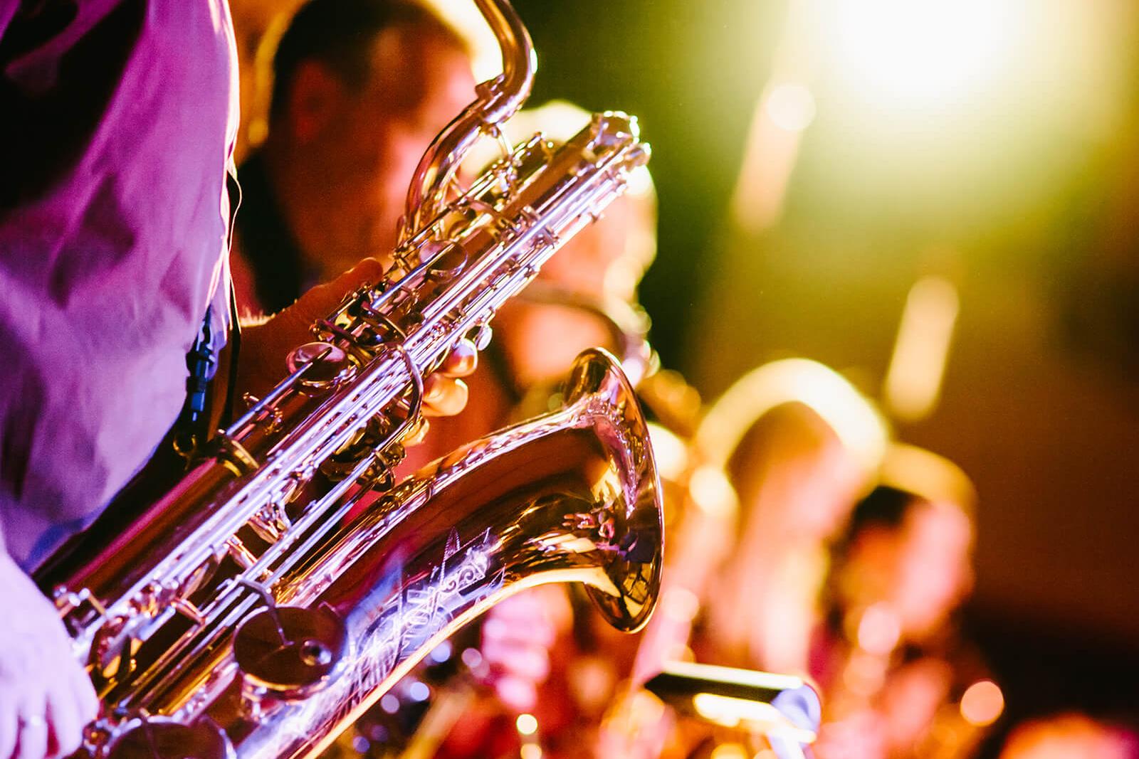 Saxophonspieler im stimmungsvollem Licht