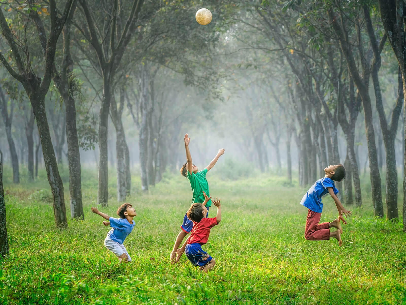 Ballspielende Kinder