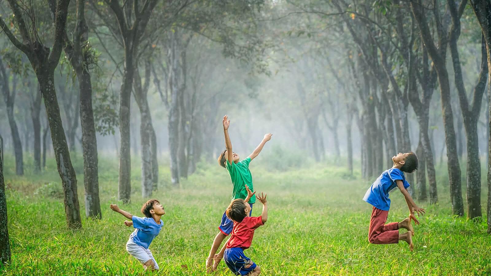 Ballspielende Kinder