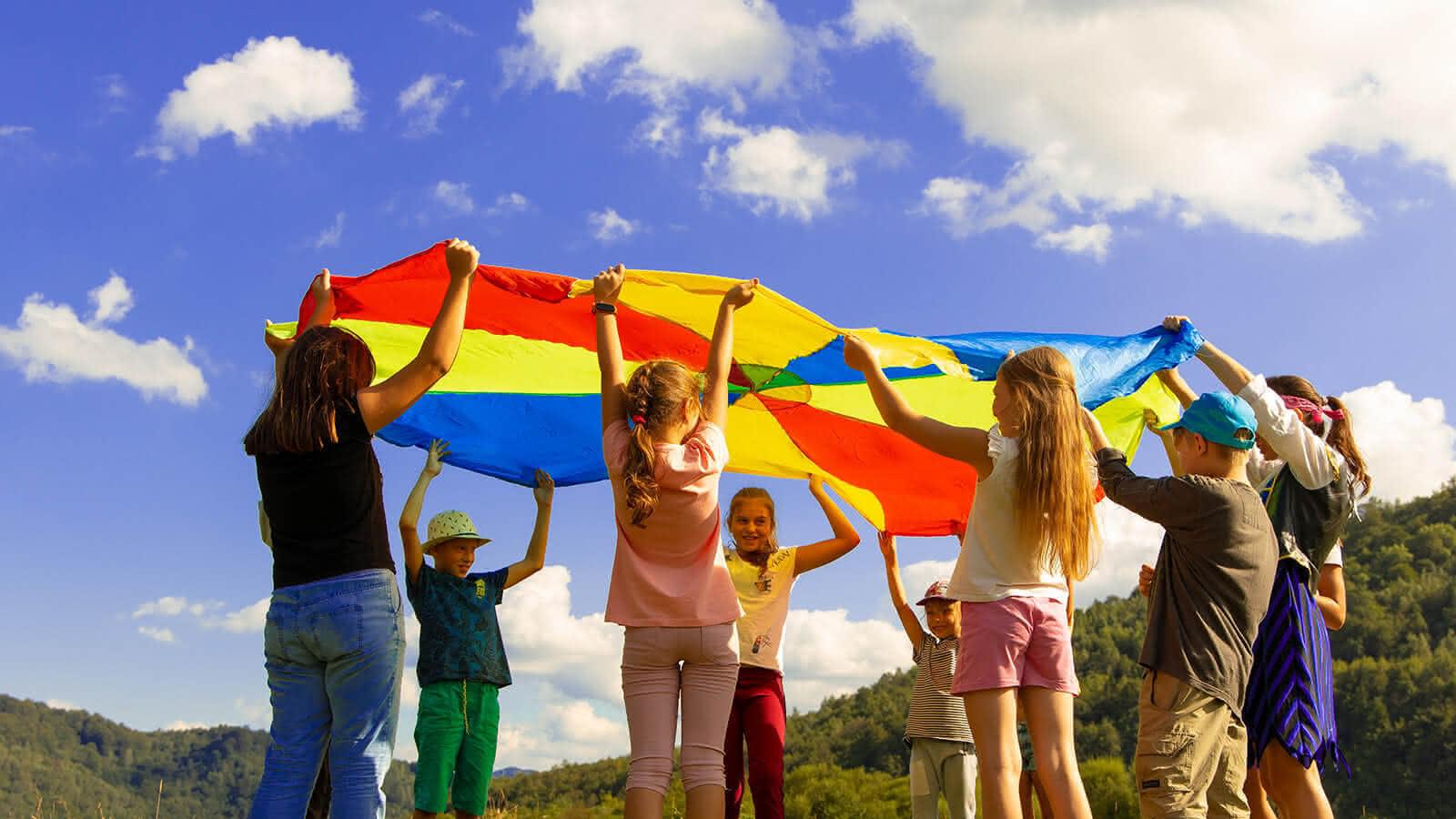 Gruppe von Kindern mit buntem Stoff