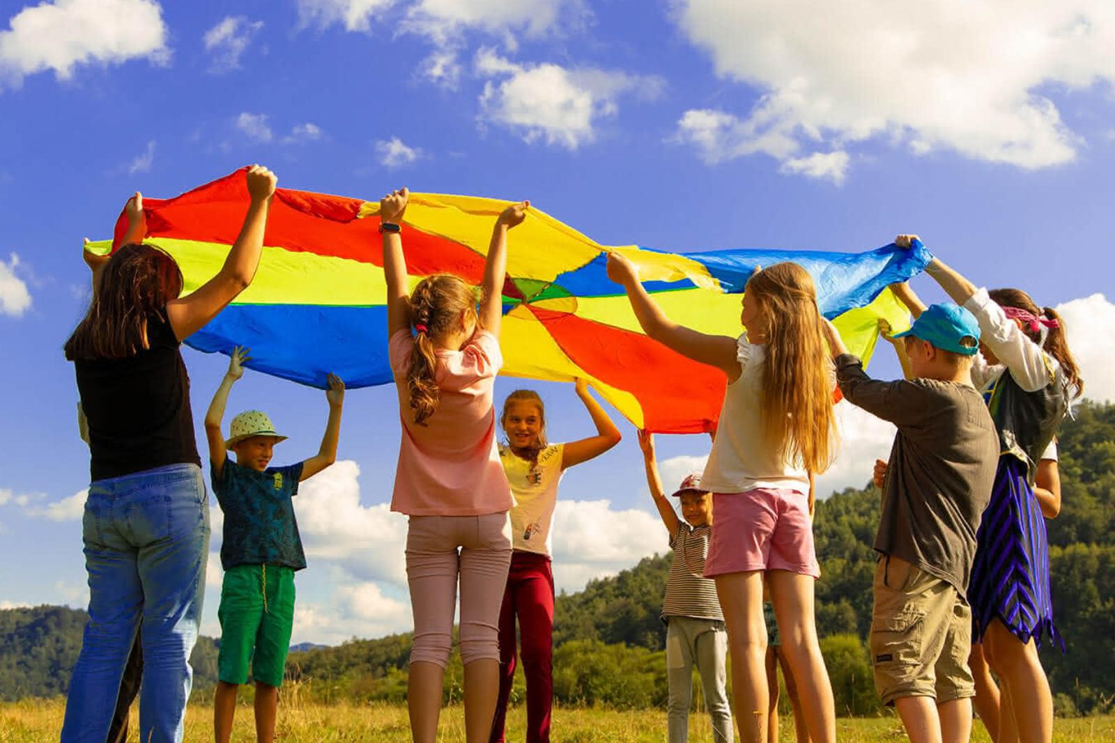 Gruppe von Kindern mit buntem Stoff