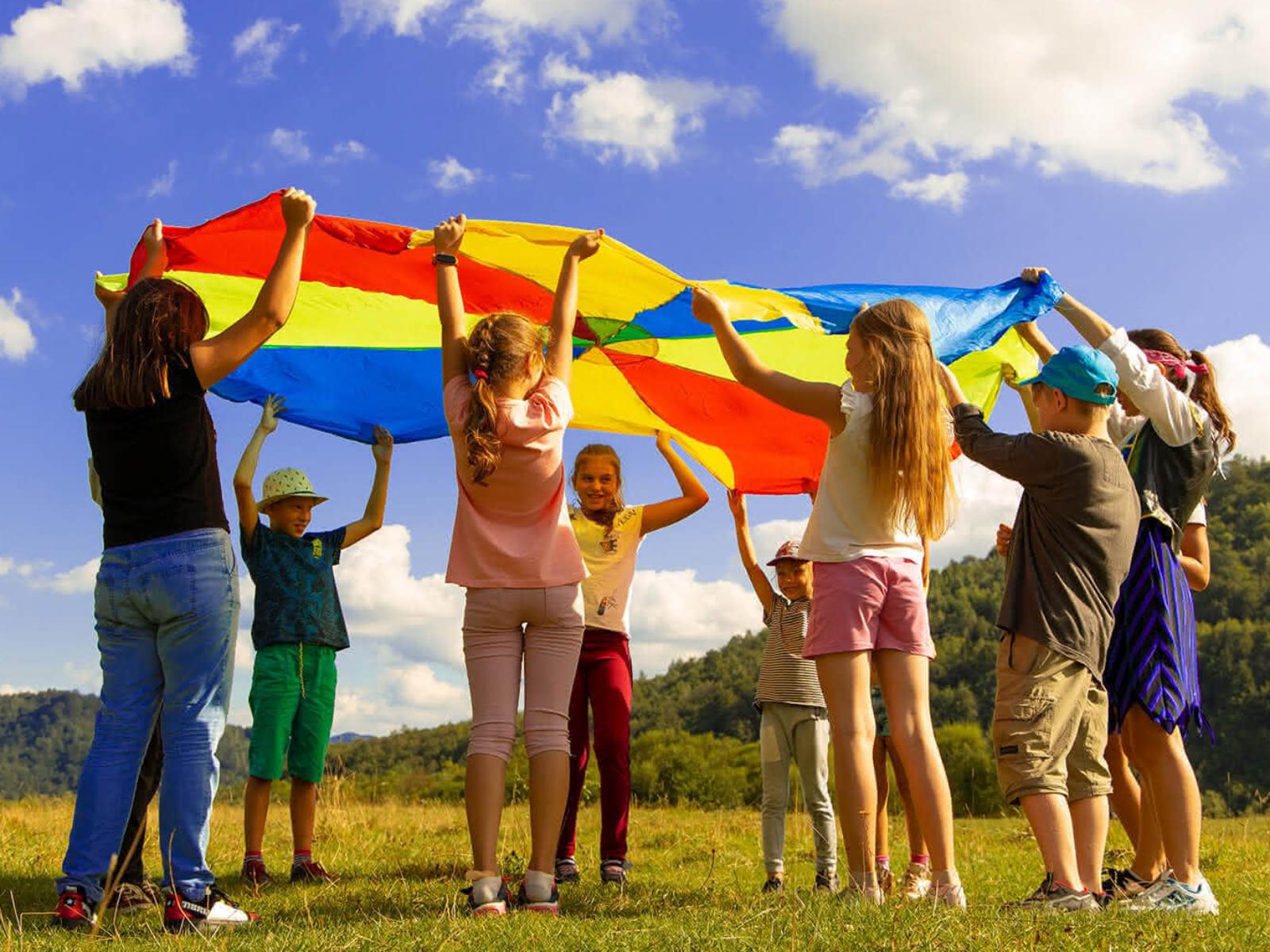 Gruppe von Kindern mit buntem Stoff